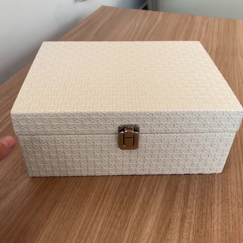 Caixa Organizadora Branca com Textura Rattan e Fecho Dourado – foto 3
